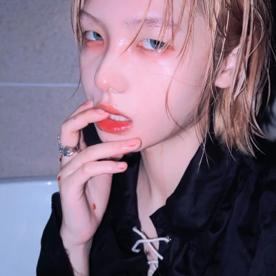 桂平伴游女生樱花漫舞的资料